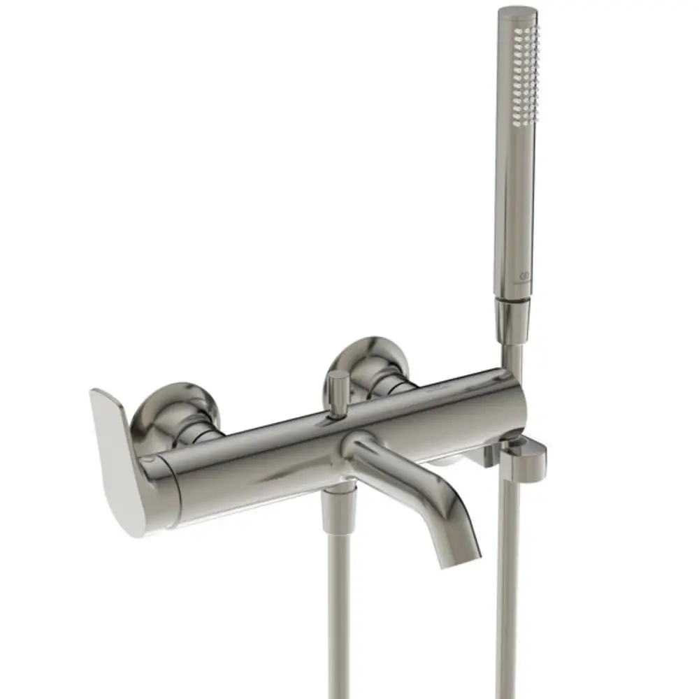 Wandmontierte Armatur mit einem Hauptauslauf und einer Handbrause, gefertigt von Ideal Standard. Die Oberfläche ist in einem matten silbernen Farbton gehalten.